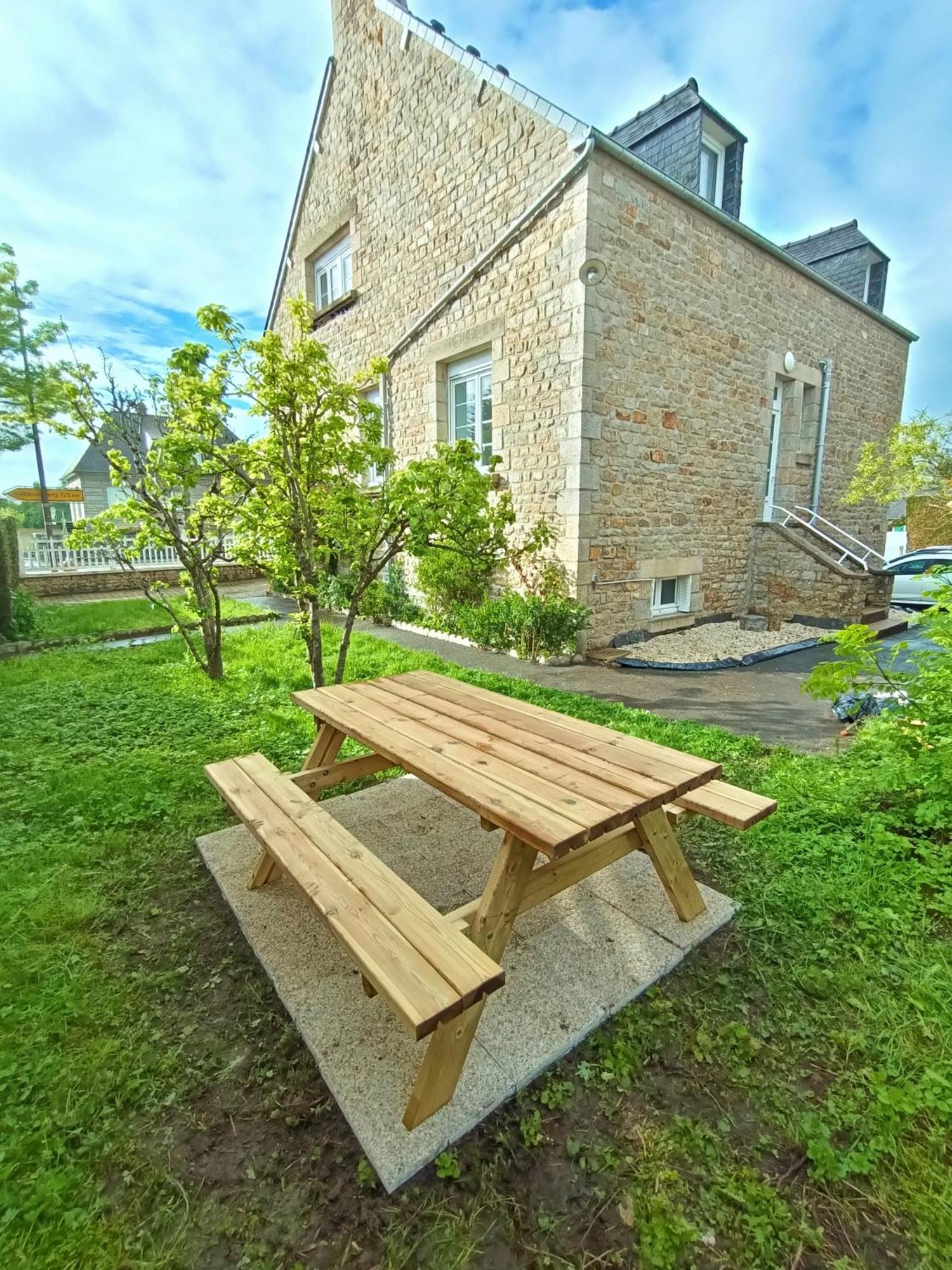 Loft British Au Pied Du Mont ! Lägenhet Pontorson Exteriör bild